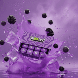 Capsules Wooter avec des éclaboussures de fruits frais illustrant le concept.